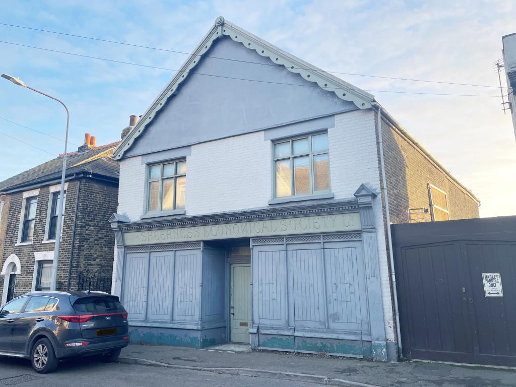 Lot: 130 - DETACHED MIXED USE PROPERTY WITH MOORINGS AT REAR - Detached mixed-use building